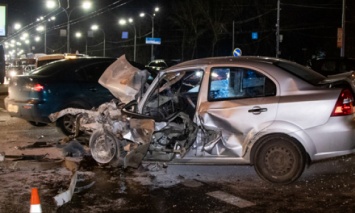 Не проскочил: В Киеве на Дорогожичах столкнулось три легковушки и маршрутка, есть пострадавшие