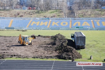 На главном стадионе Николаева проводят первую за всю историю реконструкцию газона игрового поля
