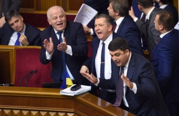 "Несколько бюджетов Украины потратили на виллы с бассейнами для Ляшко, Насалика и Гройсмана": украинцам расскарыли страшную правду