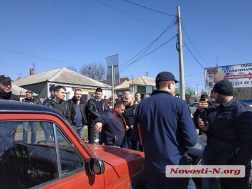 В Николаеве из-за мусорных баков вспыхнул конфликт между патрульными и активистами «Авто Евро Силы»