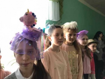 В школе на Днепропетровщине провели "День капелюхив" (ФОТО)