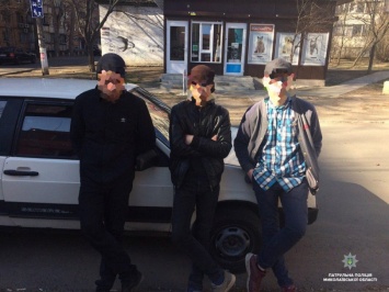 В Николаеве задержали молодчиков с наркотиками в машине, которые до этого ограбили мужчину