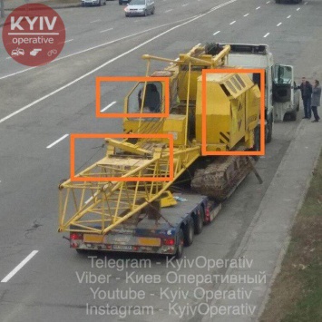 В Киеве грузовик попробовал проехать под мостом на Дарнице, который оказался недостаточно высоким