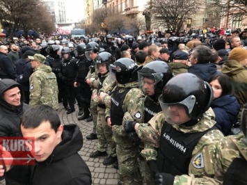 «Нацдружинники» снова подрались с полицией на митинге Порошенко