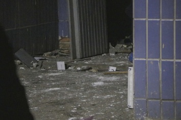 В киевской многоэтажке мощным взрывом вырвало двери подъезда: подробности (фото, видео)