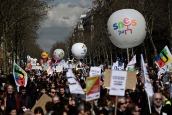 Французы вышли на митинг против своего президента