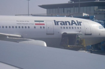 В аэрпорту Тегерана горит пассажирский самолет - людей пытаются снять с борта