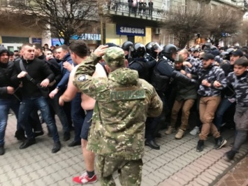 Перед встречей Порошенко с народом в Ивано-Франковске произошла потасовка: фото и видео