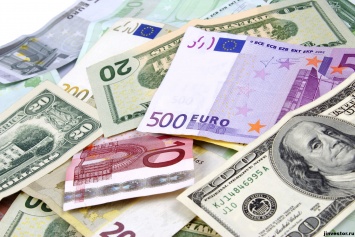 Доллар и евро «тяжелеют»: Нацбанк опять ослабил гривну