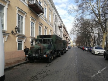 Скоро сессия: на Думской площади усилии меры безопасности, а активисты проводят митинг (фото)