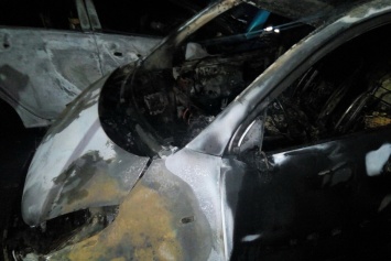 На Салтовке сгорело два автомобиля (фото)