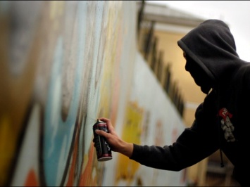 Сомнительный художник: на Космосе задержали мужчину, расписывающего стены рекламой наркотиков