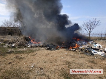 В центре Николаева горит стихийная свалка мусора
