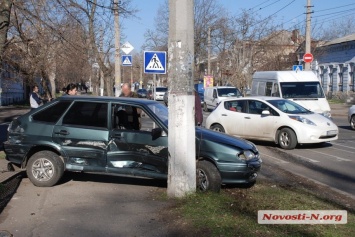 Авария в центре Николаева: «ВАЗ» чудом не сбил пешехода на тротуаре