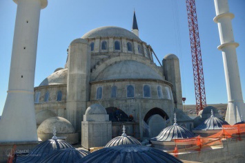 Строители устанавливают мраморные алемы в форме тюльпана на купола Соборной мечети в Симферополе