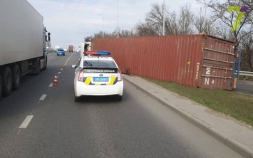 На окраине Одессы перевернулся грузовик: пострадал водитель