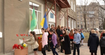 В Московском районе открыли мемориальную доску основателю поискового движения на Харьковщине