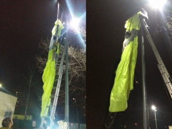 В Киеве мужчина прыгнул с тридцатиэтажки с парашютом и повис на столбе