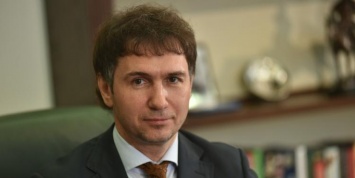 Новосибирский депутат пригрозил лишить аккредитации травмированную журналистку за сидячее прослушивание гимна РФ