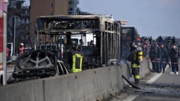 В Италии водитель поджег автобус со школьниками, 14 детей пострадали