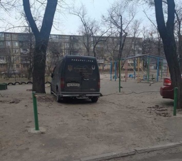 В Днепре на детской площадке отгородили место для авто