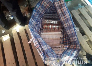 1000 пачек сигарет изъяли криворожские у торговцев на рынке
