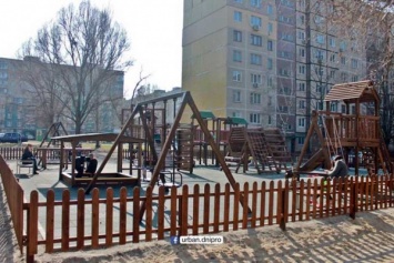 В Днепре появилась детская площадка из дерева
