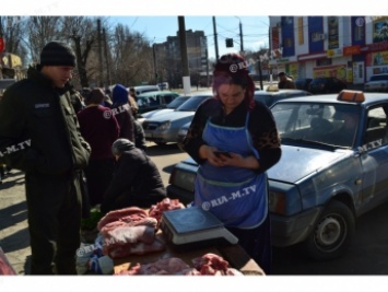 "Сворачиваемся", - торговцы на стихийном рынке прятались от инспекторов (фото)