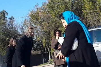Экс-жену Януковича заметили на кладбище в Крыму