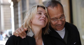 «Как вы друг друга дополняете»: Юлия Высоцкая показала странные фото с Парижа, на которых позирует с мужем