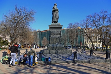 Начата реставрация памятника Воронцову: с него смоют рисунки вандалов и заделают трещину