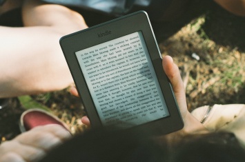 Новая электронная книга Amazon Kindle получила подсветку экрана