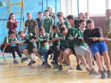 В Николаеве среди старшеклассников провели военно-спортивные соревнования «Ну-ка, парни!»