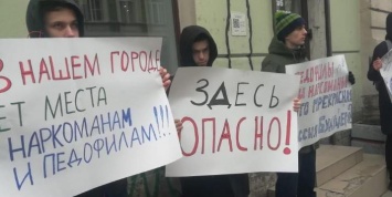 Участница пикета у штаба Навального в Санкт-Петербурге создает движение в защиту детей