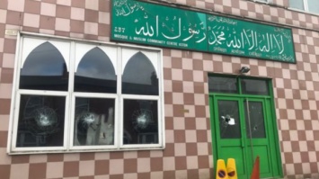 В Великобритании неизвестный с кувалдой в руках разбил окна в пяти мечетях. Фото, видео