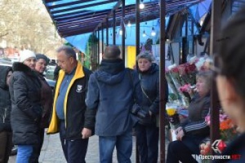 В Николаеве торговцы цветами на Спасской протестовали против требования освободить тротуар и демонтировать навес