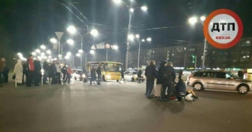 Считал деньги за проезд: в Киеве маршрутка снесла троих пешеходов (ФОТО)