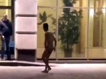 По вечерней Одессе бегал неадекватный голый мужчина. ВИДЕО
