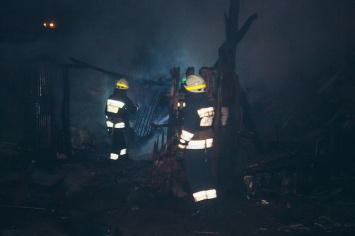 В Днепре на улице Маяковского сгорели деревянные склады