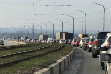 Огромная пробка на Кайдакском мосту в Днепре: люди опоздали на работу