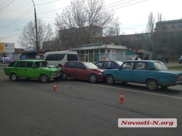 В Николаеве столкнулись три автомобиля: в районе 1 КП пробка