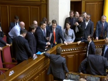 Ляшко с депутатами от Радикальной партии блокируют ложу правительства в Верховной Раде