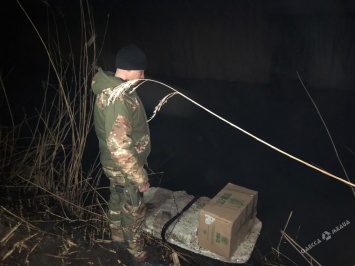 Контрабандисты переправляли в Одесскую область сигареты на плоту из пенопласта (фото)