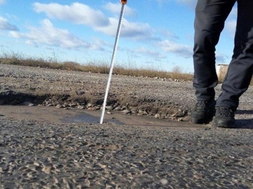 С линейками и карандашами: копы меряют глубину ям на дорогах области