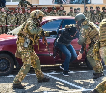 Одесская Нацгвардия устроила показательный захват бандитов (фоторепортаж)