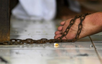 В Сумской области мужчина держал на цепи 30-летнего сына