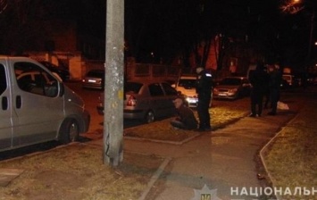 В Киеве мужчина задержал вооруженного нападающего на него и жену
