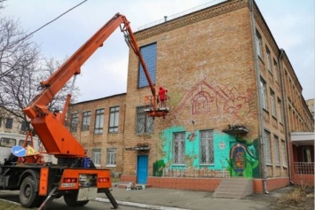 На детском интернате в Киеве начали делать сказочный мурал. Фото