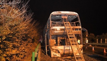 В Китае при пожаре в автобусе с туристами погибли 26 человек. Видео