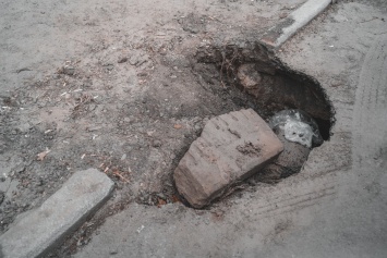 Провал в Днепре: на улице Короленко образовалась яма